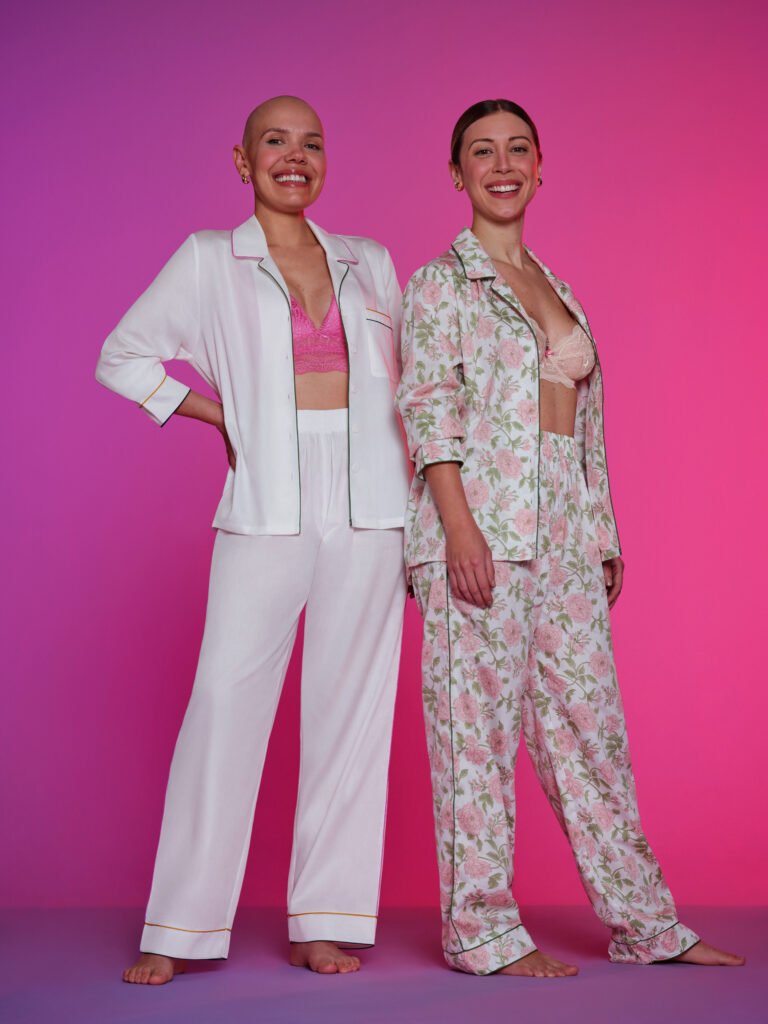 Duas mulheres de pé usando pijamas