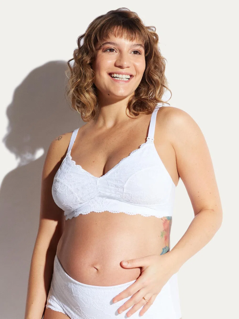 Mulher grávida usando lingerie branca.