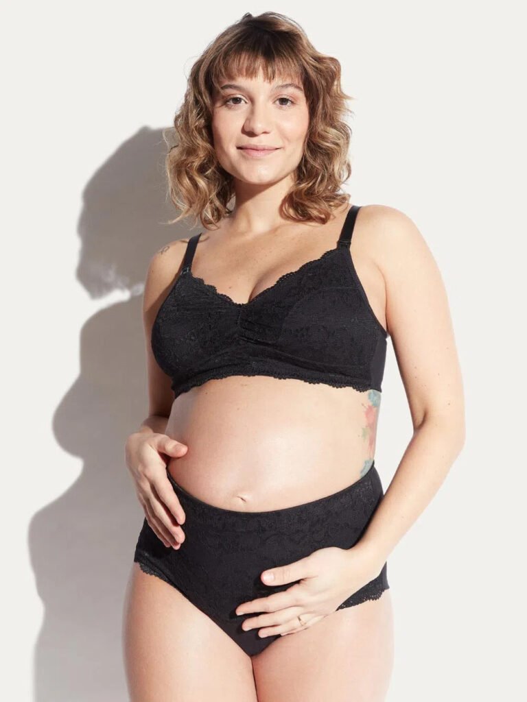 Mulher grávida usando lingerie preta.