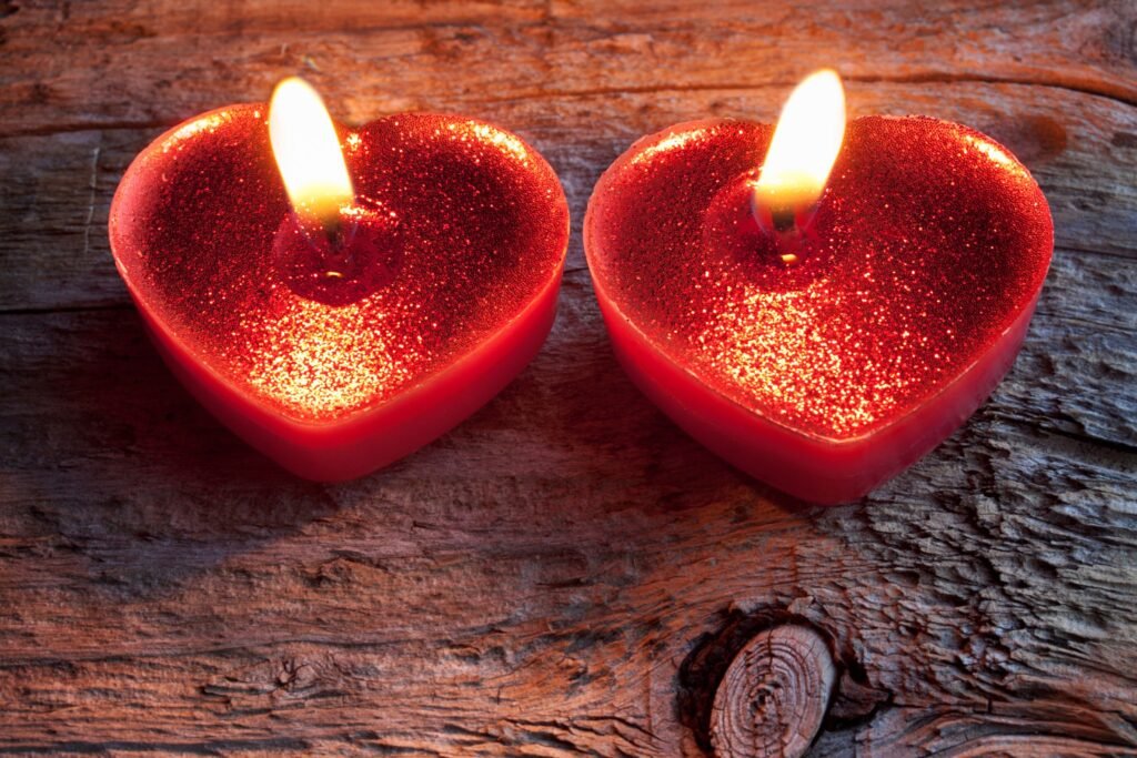 Duas velas sensuais aromáticas em formato de coração.