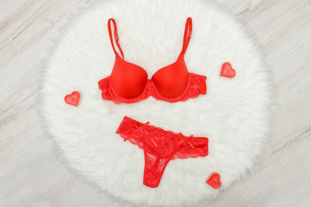 Conjunto de lingerie vermelha exposto em fundo branco.