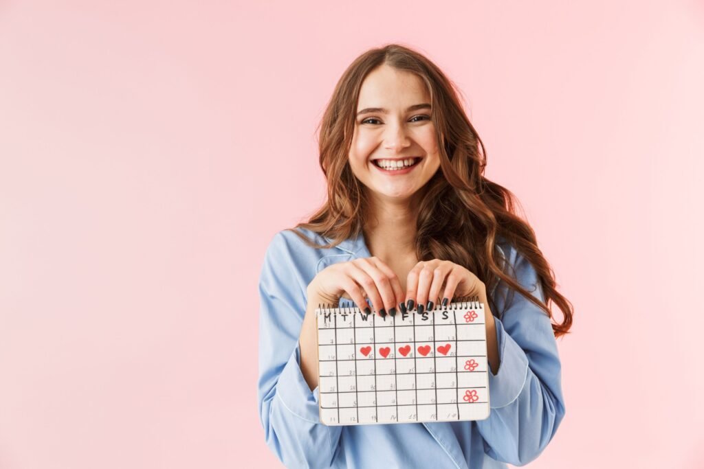 Mulher feliz segurando um calendário.