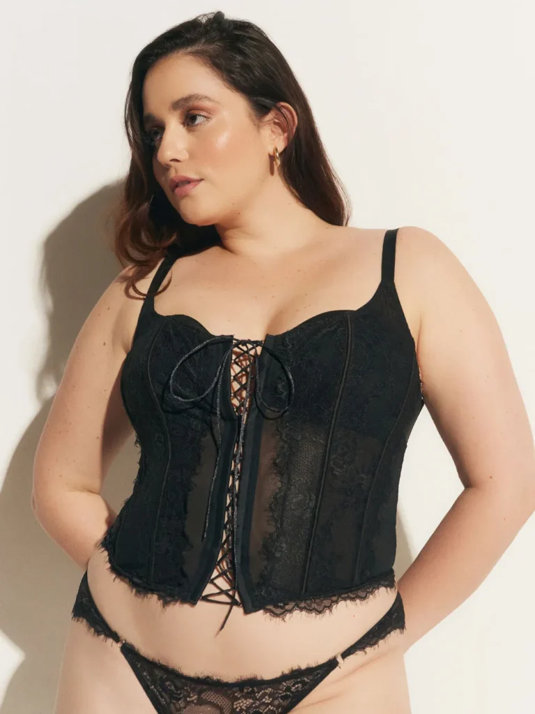 Mulher usando corset preto