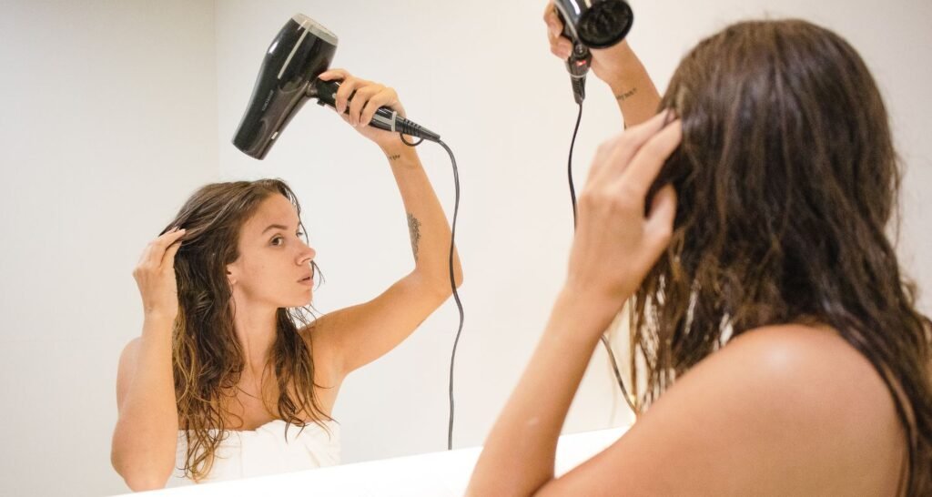 Mulher secando o cabelo