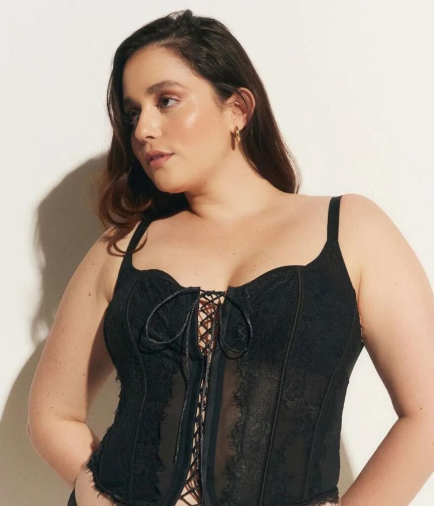 Mulher usando corselet preto
