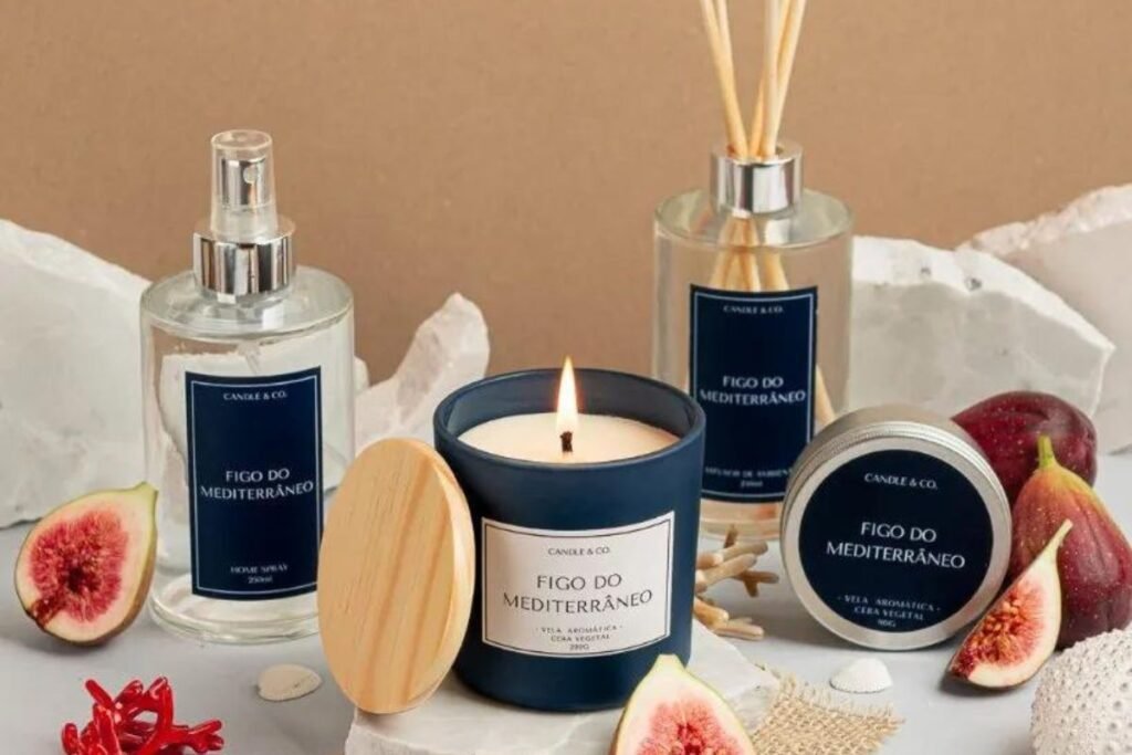 Produtos da marca Candle & Co na versão Figo do Mediterrâneo com uma vela em destaque