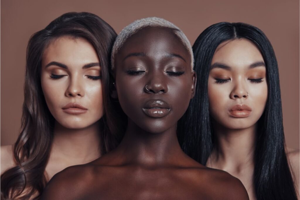 Três mulheres com diferentes tons de pele