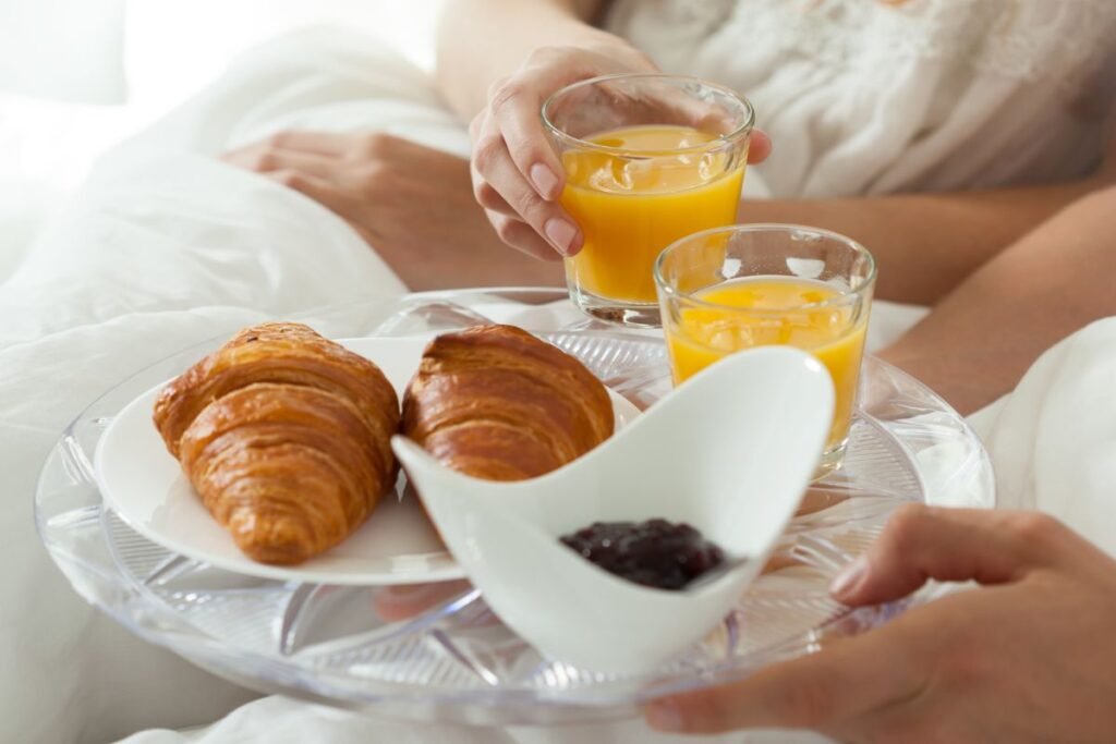 Casal tomando café da manhã na cama