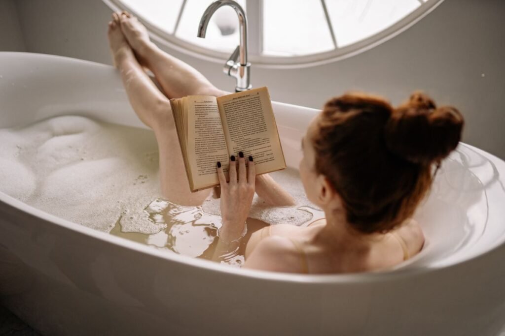 Mulher lendo conto erótico na banheira