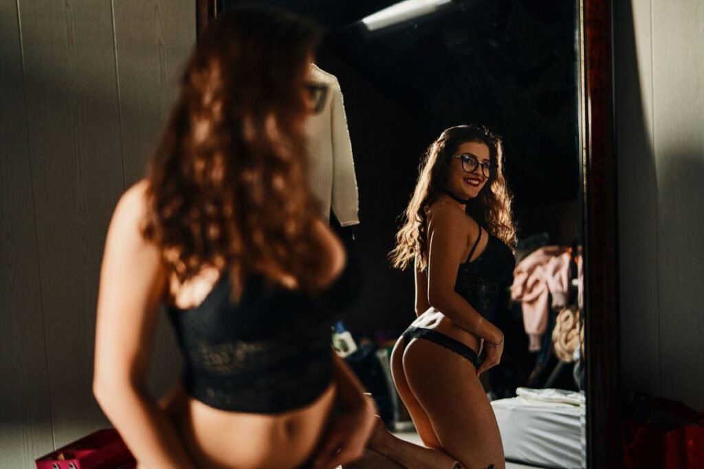 Mulher se olhando no espelho de lingerie
