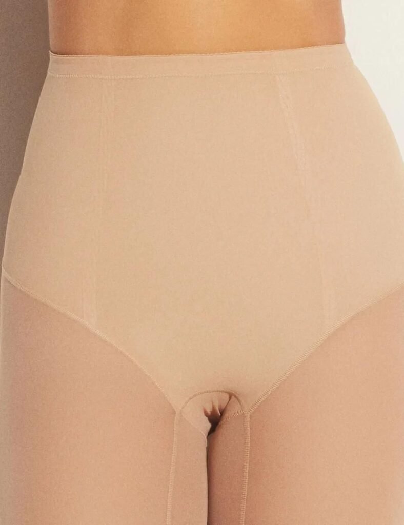 Mulher de frente usando Calça Shapewear Shape Up Macadamia Loungerie