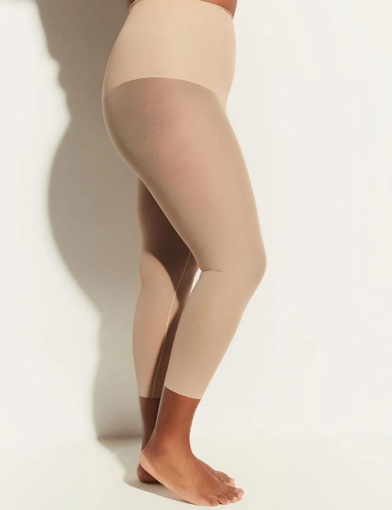 Mulher de lado usando Calça Shapewear Shape Up Macadamia Loungerie