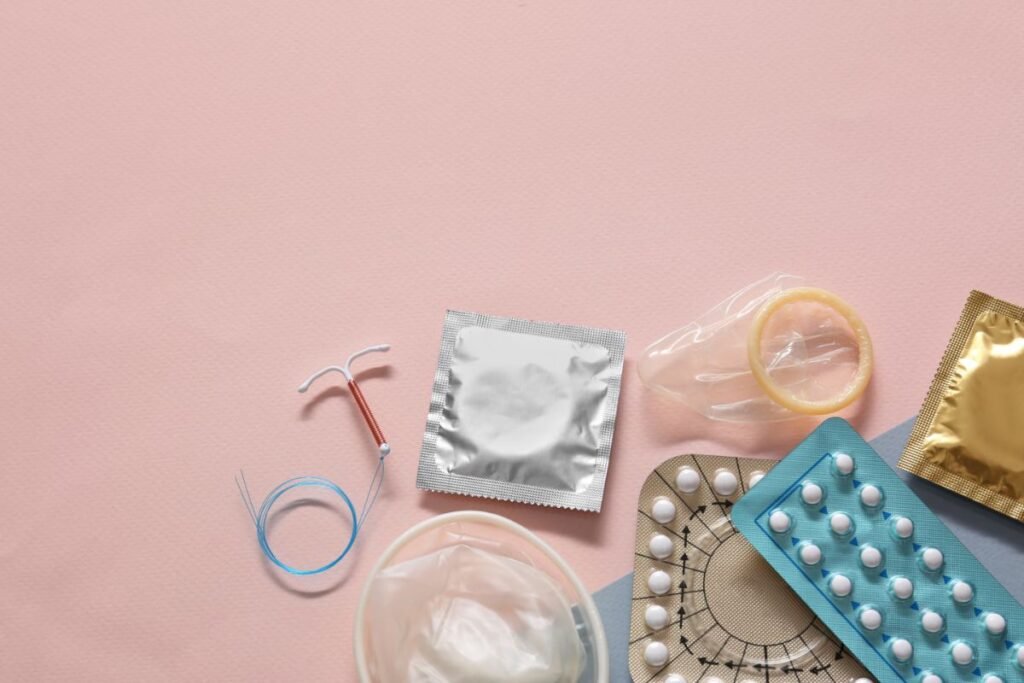 Diversos tipos de métodos contraceptivos, como DIU e pílulas