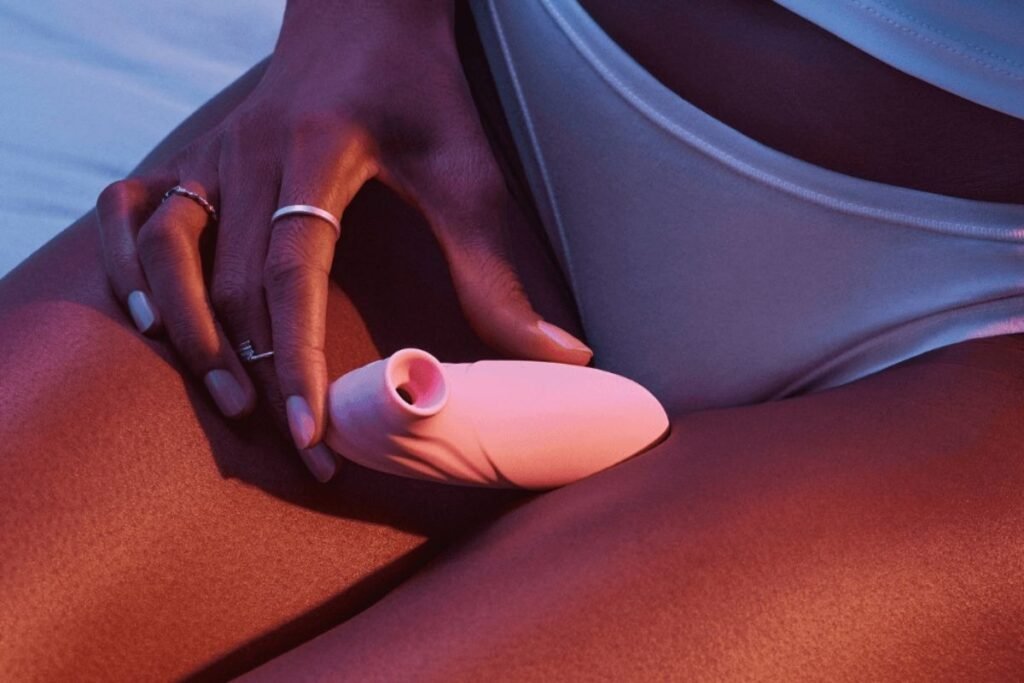 Mulher segurando sugador de clitóris da Loungerie